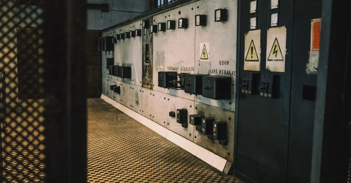 Comment protéger les enfants des dangers électriques à la maison